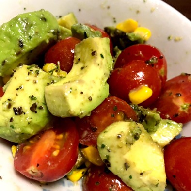 アボカド、トマト、コーンの彩りサラダの写真