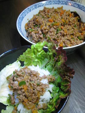 簡単そぼろで✿サラダ菜巻きご飯