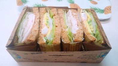 ライ麦パンのサンドイッチの写真