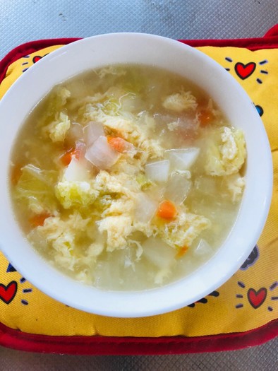 野菜嫌いの子供が食べる野菜スープの写真