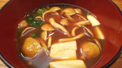 簡単絶品・なめこと豆腐の赤だし味噌汁の写真