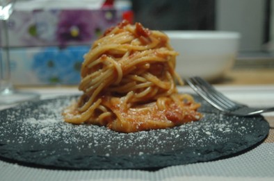 お餅とモッツァレラのトマトパスタの写真