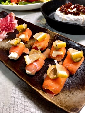 スモークサーモンとハーブ入りヤギチーズとトーストのレシピ