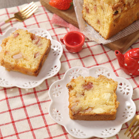いちごとクリームチーズのクランブルケーキ
