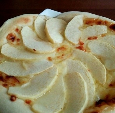 りんごのデザートピザの写真