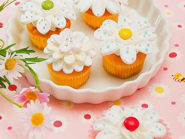 お祝いにピッタリ フラワーカップケーキ レシピ 作り方 By マシュマロのエイワ クックパッド 簡単おいしいみんなのレシピが353万品