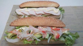 カニカマとサラダチキンのサンドイッチ