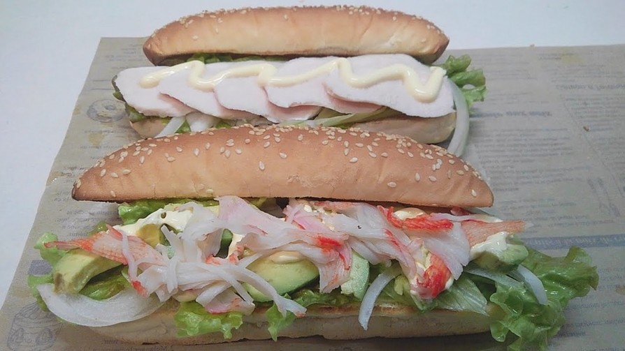 カニカマとサラダチキンのサンドイッチの画像