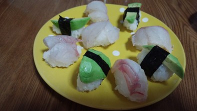 スズキとアボガドの握り寿司の写真
