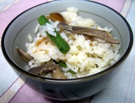 うどんスープで簡単炊き込みご飯