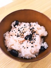 お正月の黒豆でお赤飯の写真