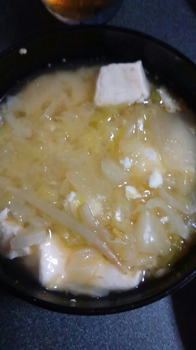 キャベツともやしと豆腐と大根の味噌汁の画像