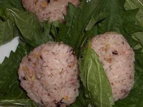 大葉で巻きましょう♪雑穀米入りおにぎり