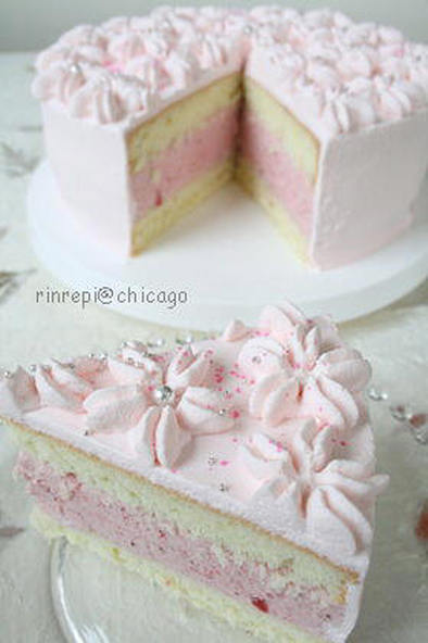 苺ムースデコレーションケーキの写真