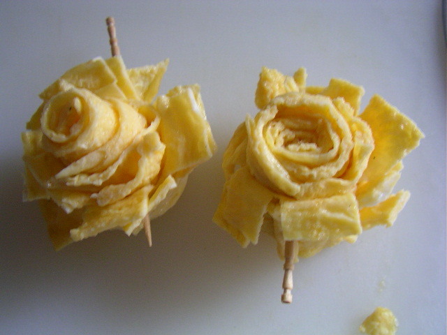 薄焼き卵のバラ(キャラ弁おかず）の画像