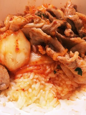 どハマり必至!豚キムチ卵かけご飯