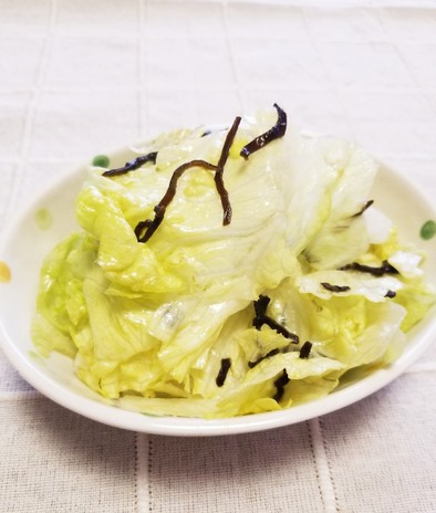 塩昆布とニンニクごま油の簡単レタスサラダの写真