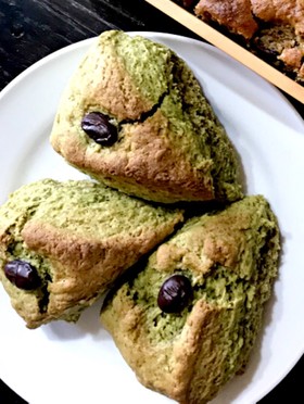 煮汁も使っちゃおう!黒豆と抹茶のスコーン