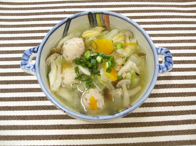 鮭の中骨肉団子と白菜スープの写真