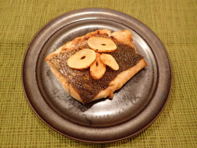 スズキのガーリックバターソテー