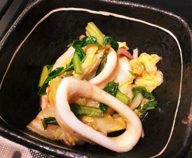 イカと白菜と大根葉のオイスターソース炒めの写真