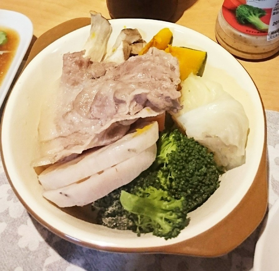 野菜と豚肉の蒸し物の画像