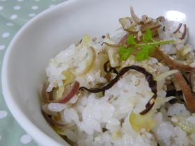 みょうがと塩こんぶの混ぜごはん