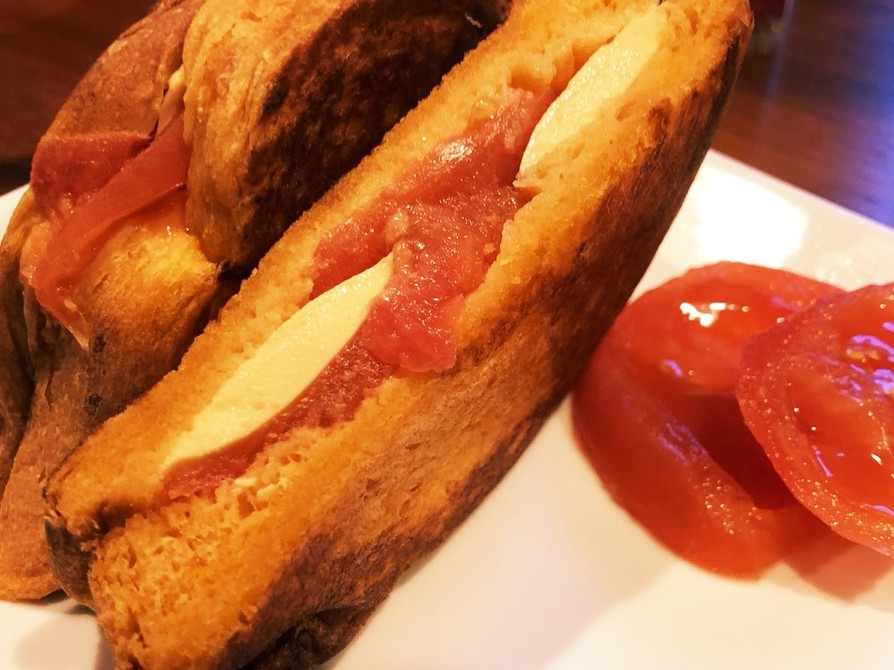 トマトチーズパニーニ 食パンホットサンドの画像