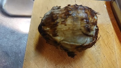 里芋の皮むきの写真