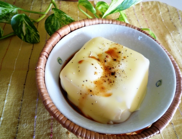 レンジでとろ～りチーズと黒胡椒の温やっこ