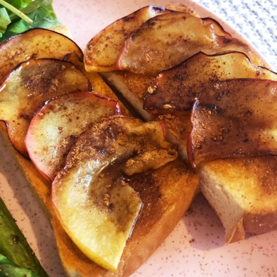 焼きりんごのシナモントーストの写真