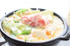 即席めんで。豚バラ肉の豆乳とんこつ鍋☆彡