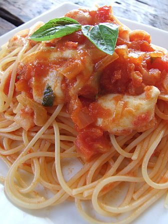トマトとモッツァレラチーズのパスタの画像