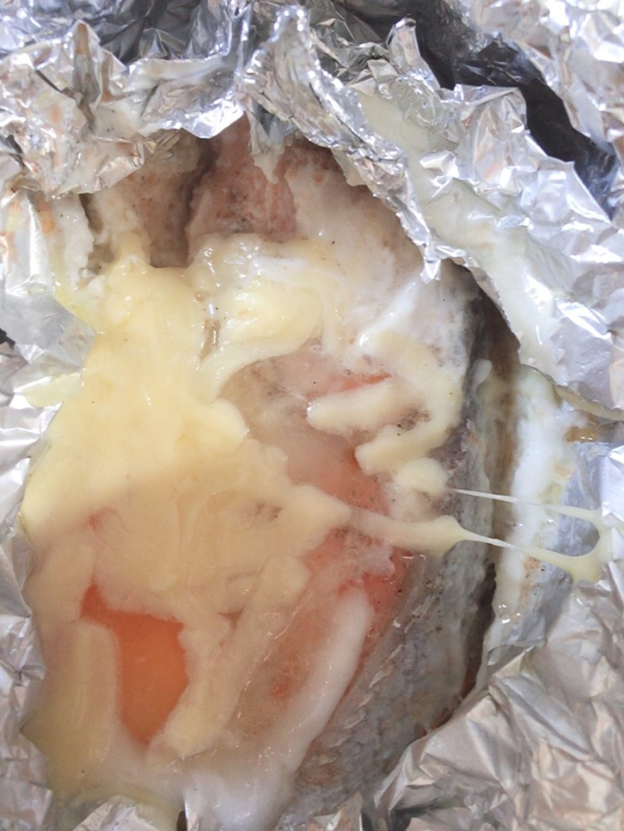 バターが香る鮭とチーズと卵のホイル焼きの画像