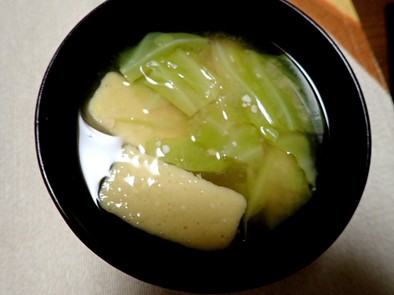 キャベツと粟生麩の味噌汁の写真