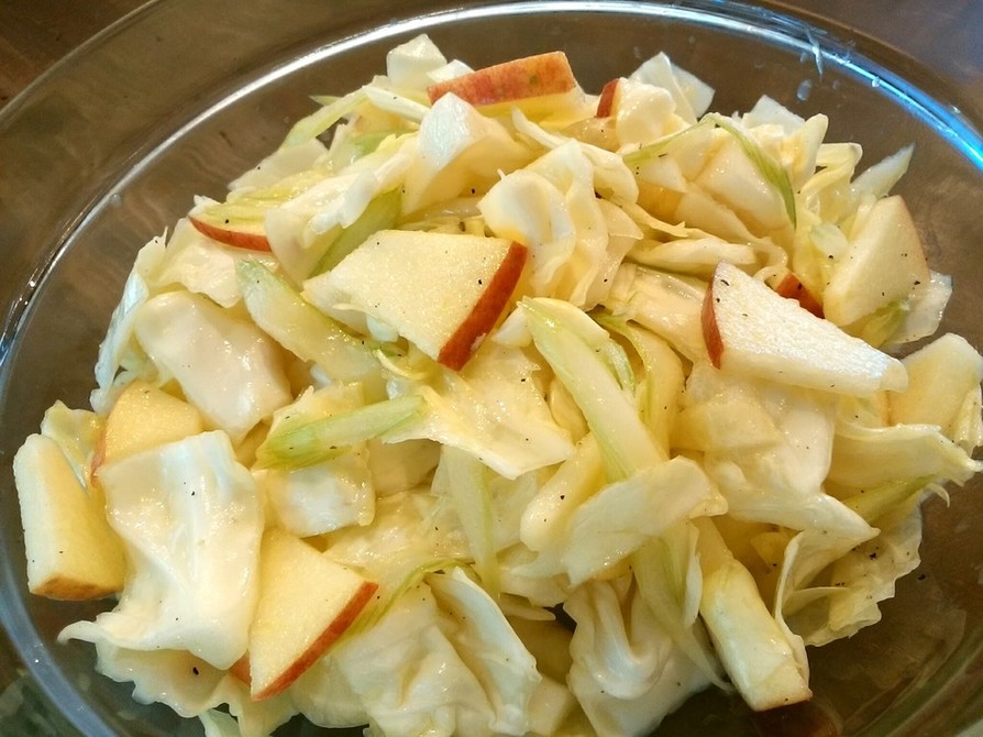 キャベツとリンゴの浅漬けサラダの画像