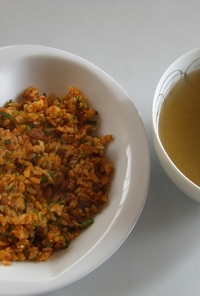キムチ炒飯とラーメン屋のスープ