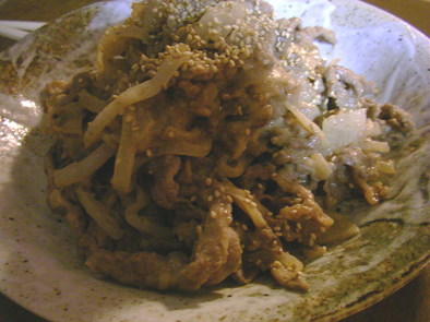 牛肉と玉ねぎの味噌マヨ炒めの写真