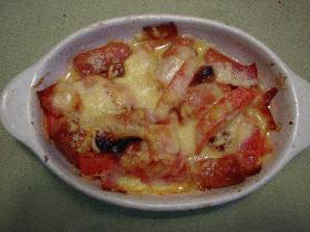 トマトとソーセージとベーコンのチーズ焼きの画像