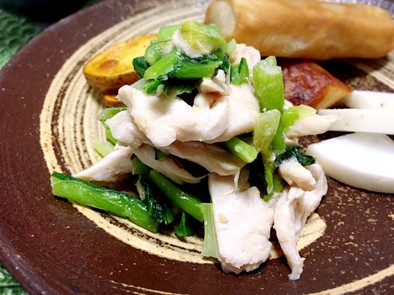 小松菜とレンチン蒸し鶏のおかずサラダの写真