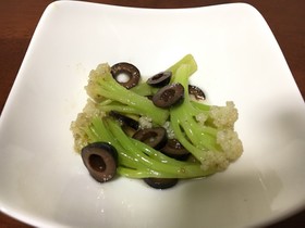 カリフロールとオリーブのサラダ