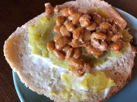納豆とサツマイモのクリームチーズトースト