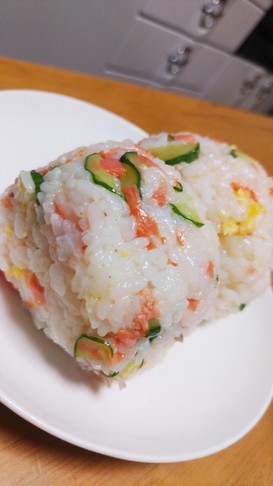 おかずおにぎり⭐鮭、卵、胡瓜の混ぜご飯で
