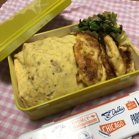 お弁当にもケチャップたっぷりオムライス