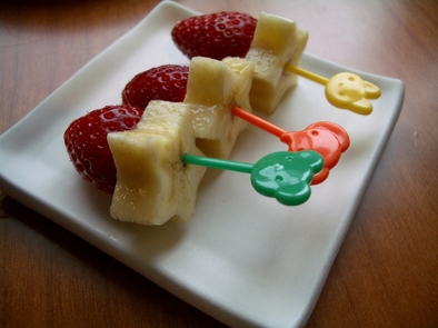 お弁当にも！子供が喜ぶ苺バナナスティックの写真