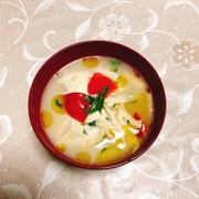 トマトとチーズで変身イタリアン味噌汁の写真