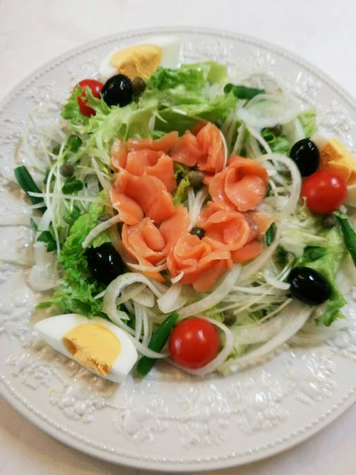 スモークサーモン 茹で玉子 サラダ の写真