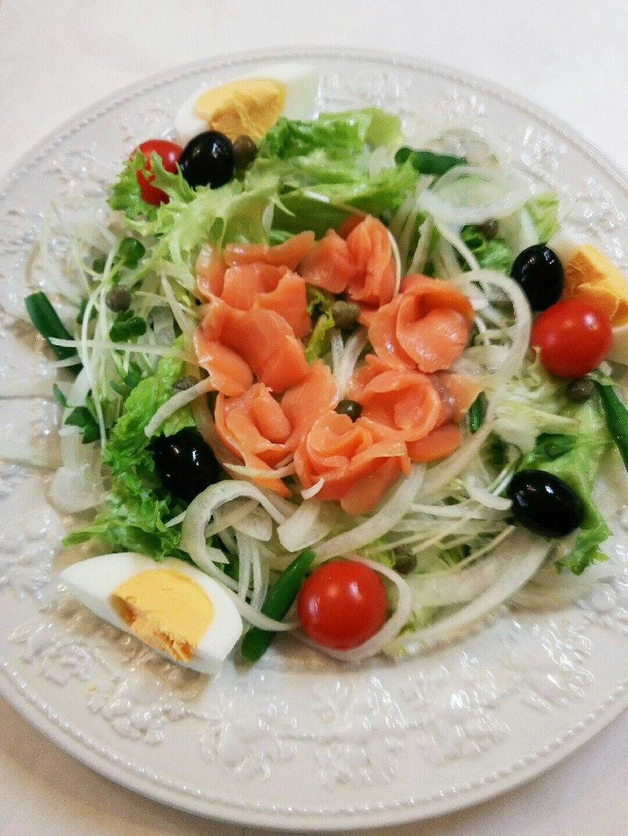 スモークサーモン 茹で玉子 サラダ の画像