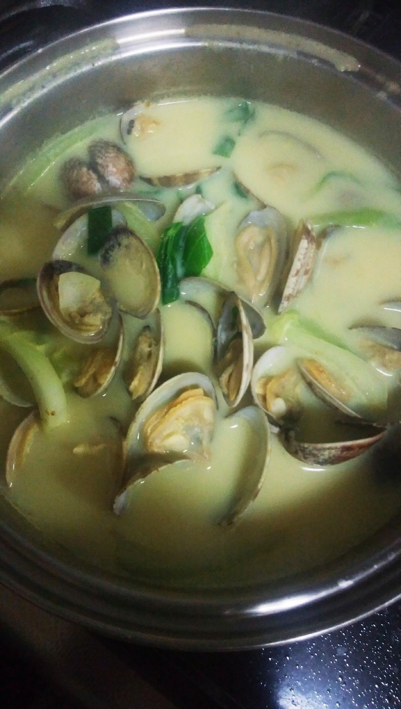 あさり貝とチンゲン菜のカレースープの画像