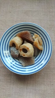 手作り蒟蒻と竹輪の煮物(^-^)の写真